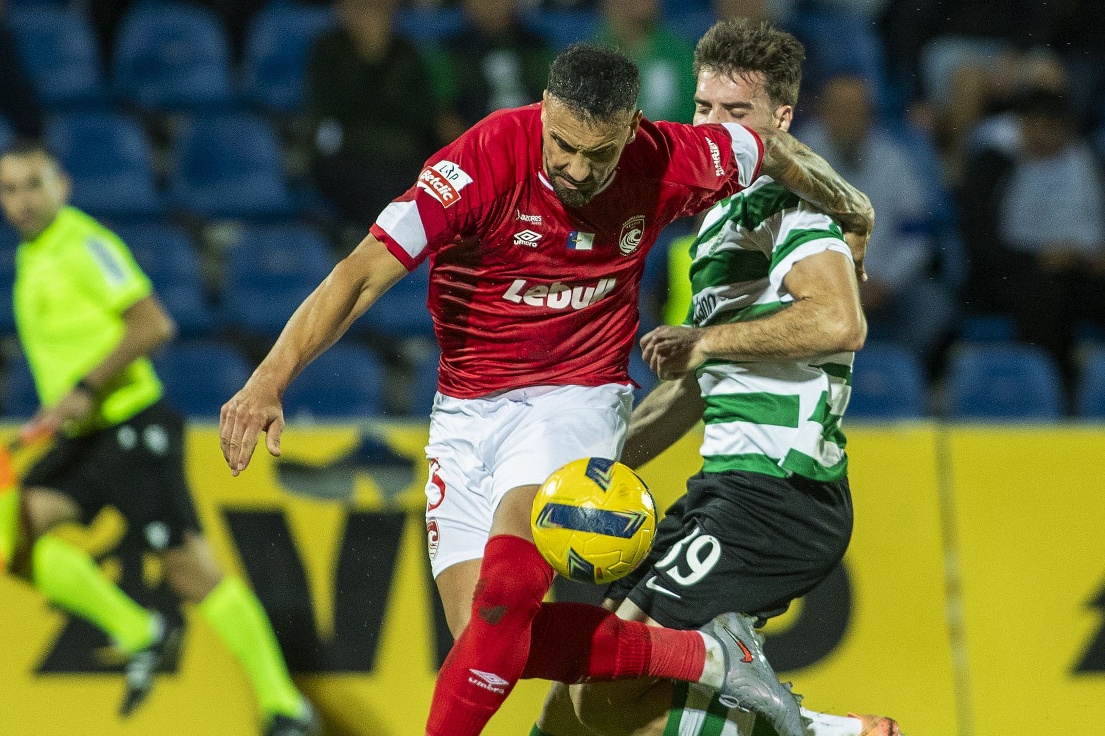 Luís Rocha em disputa de bola com Fotis Ioannidis (Foto Eduardo Costa/LUSA)