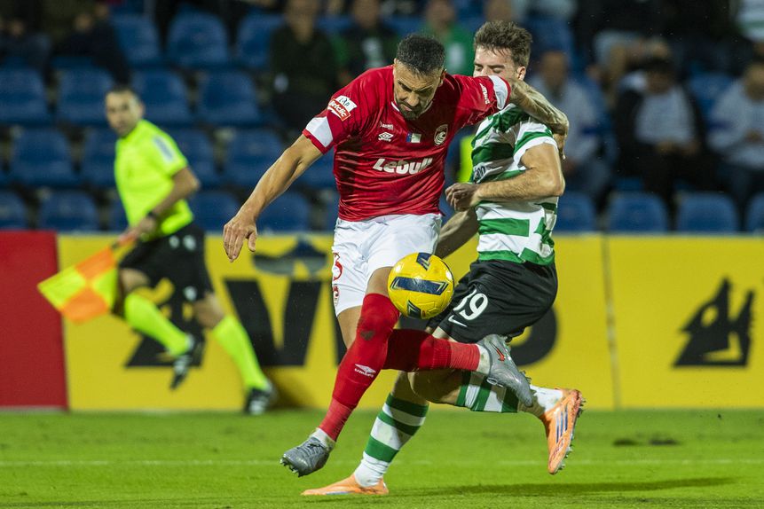 Luís Rocha em disputa de bola com Fotis Ioannidis (Foto Eduardo Costa/LUSA)