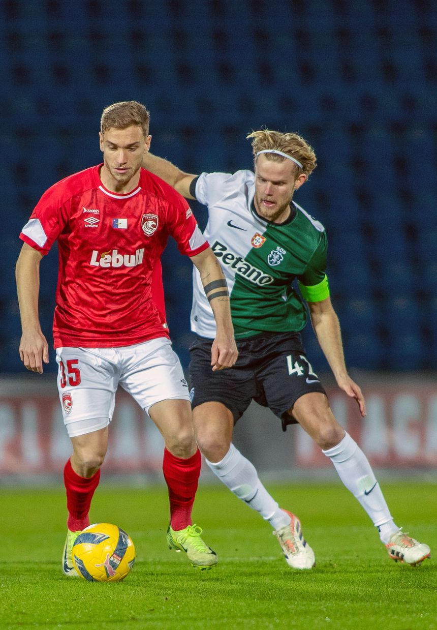 Serginho destacou-se pela intensidad e contrução. Foto: Eduardo Costa/LUSA