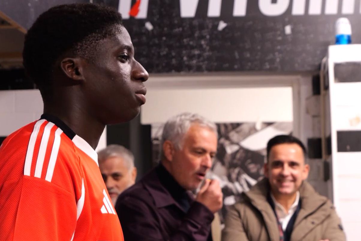 Daniel Banjaqui dirigiu-se aos companheiros no balneário depois do jogo com o Farense — Foto: SL Benfica