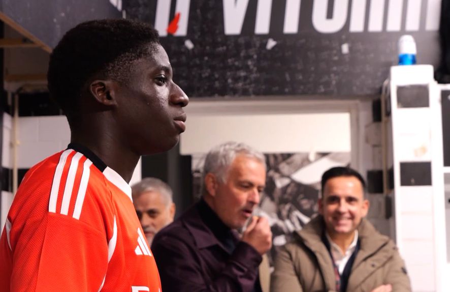 Daniel Banjaqui dirigiu-se aos companheiros no balneário depois do jogo com o Farense — Foto: SL Benfica