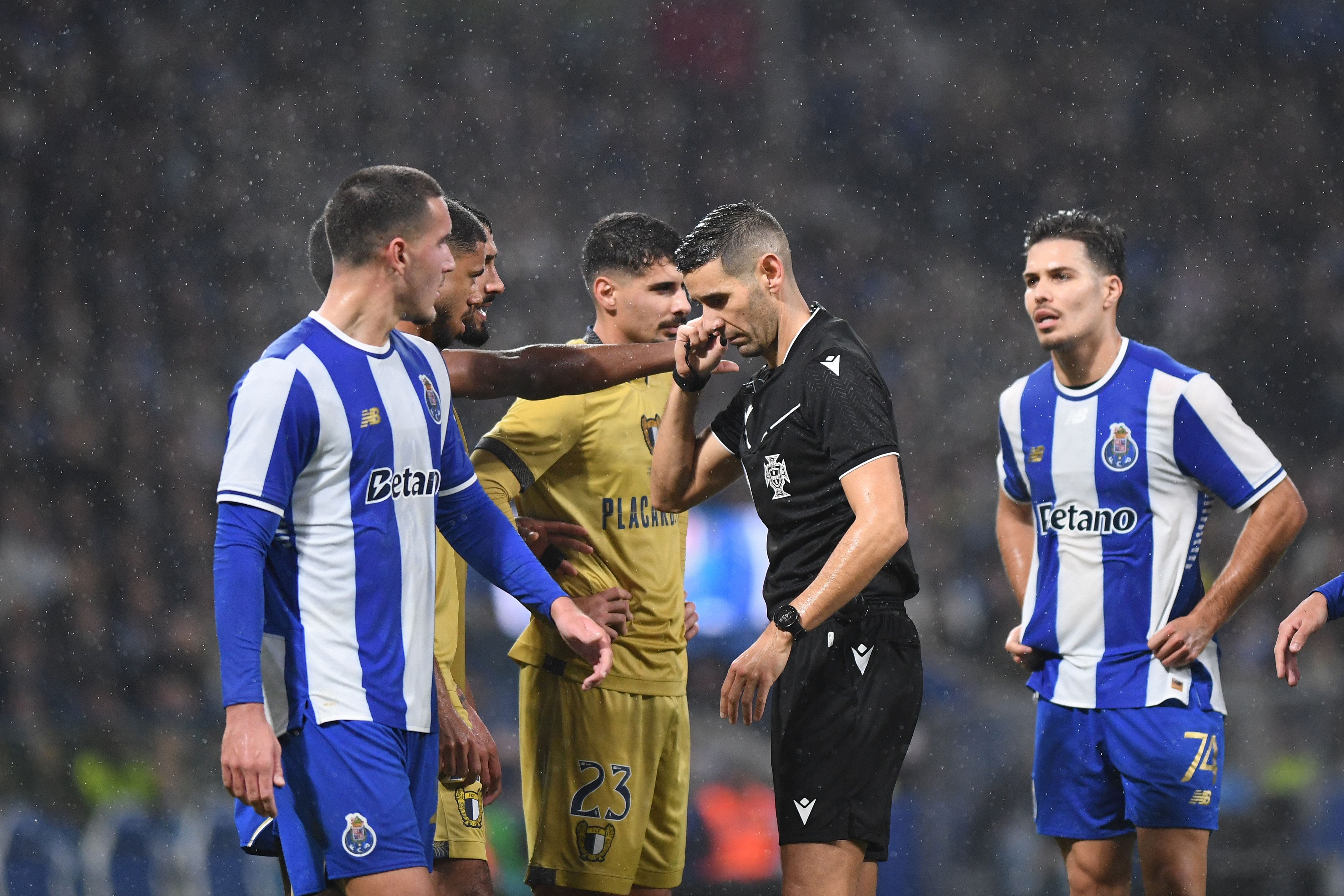 António Nobre a ouvir indicações do VAR - Foto: Rogério Ferreira / Kapta+