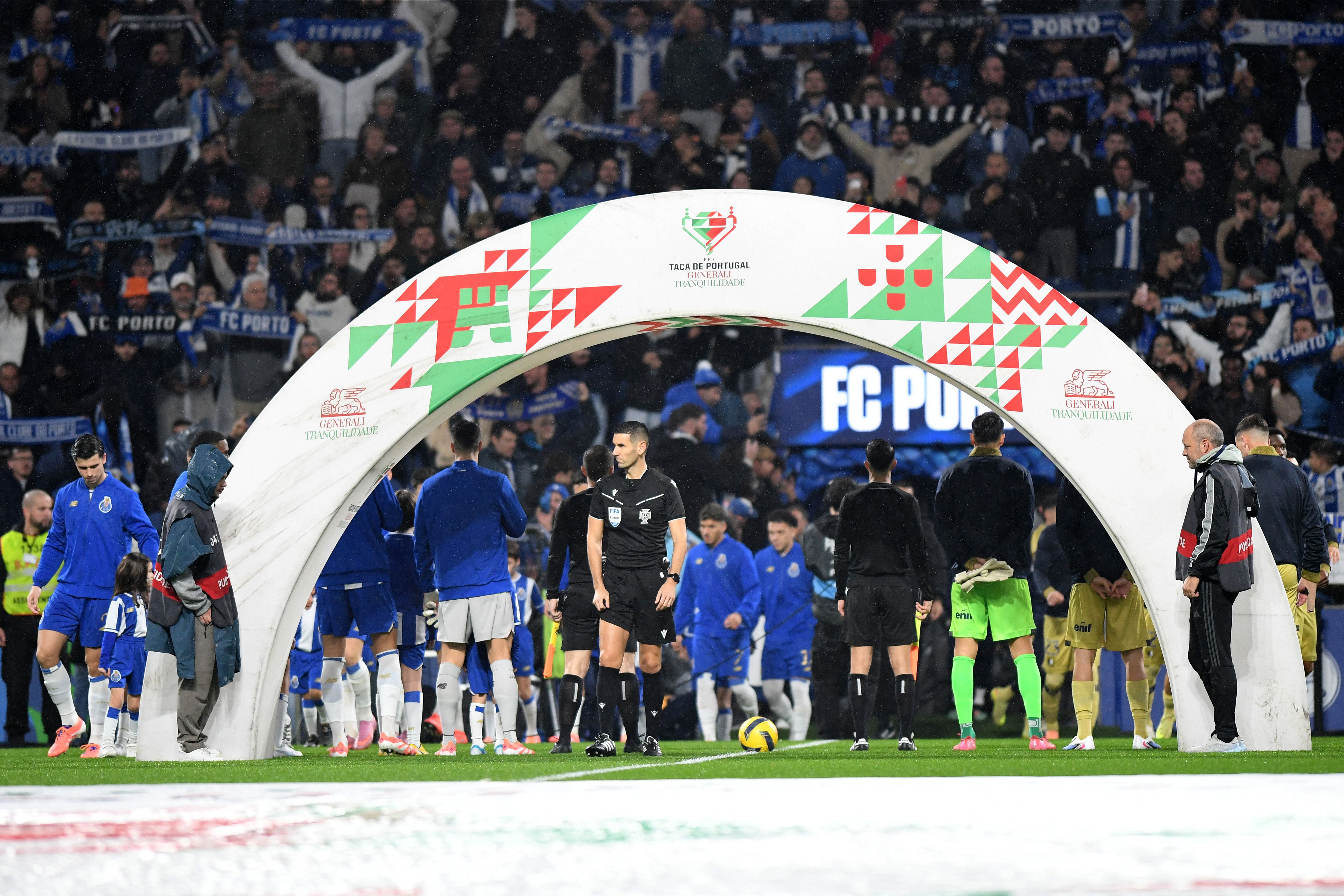 FC Porto e Famalicão na entrada em campo - Foto: Rogério Ferreira / Kapta+
