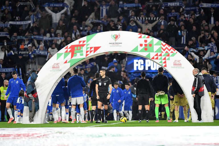 FC Porto e Famalicão na entrada em campo - Foto: Rogério Ferreira / Kapta+
