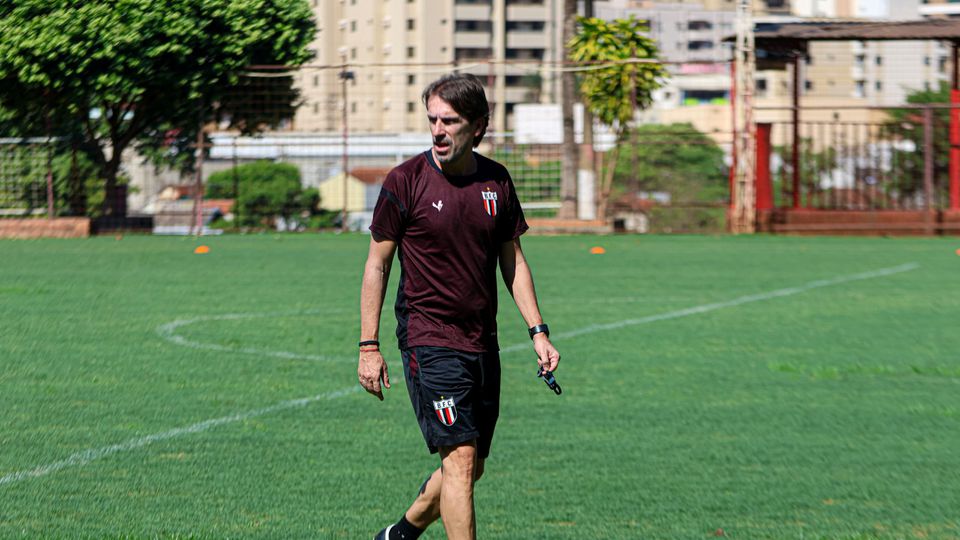 Treinador português quer estreia em grande no Botafogo SP