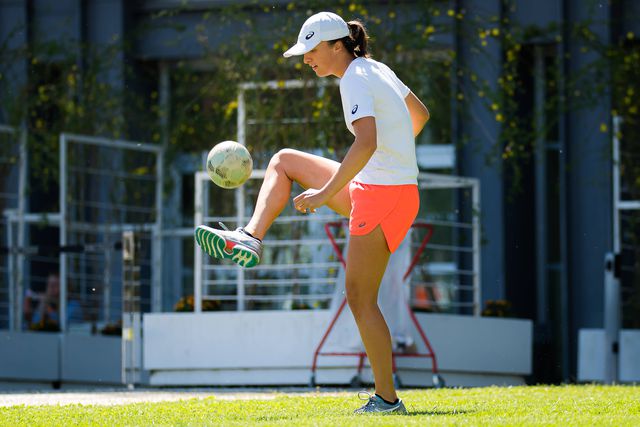 Iga Swiatek prepara-se para encontro... a dar toques de bola!
