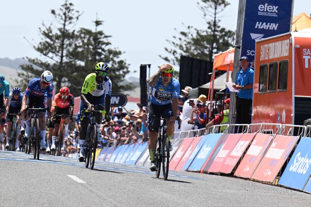Sam Welsford faz o 'hat-trick' no Tour Down Under
