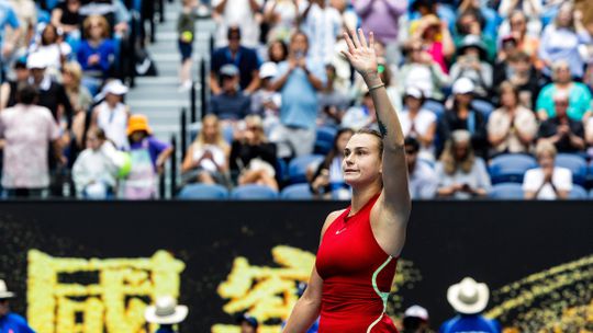 Sabalenka avança para a segunda semana com jogo perfeito