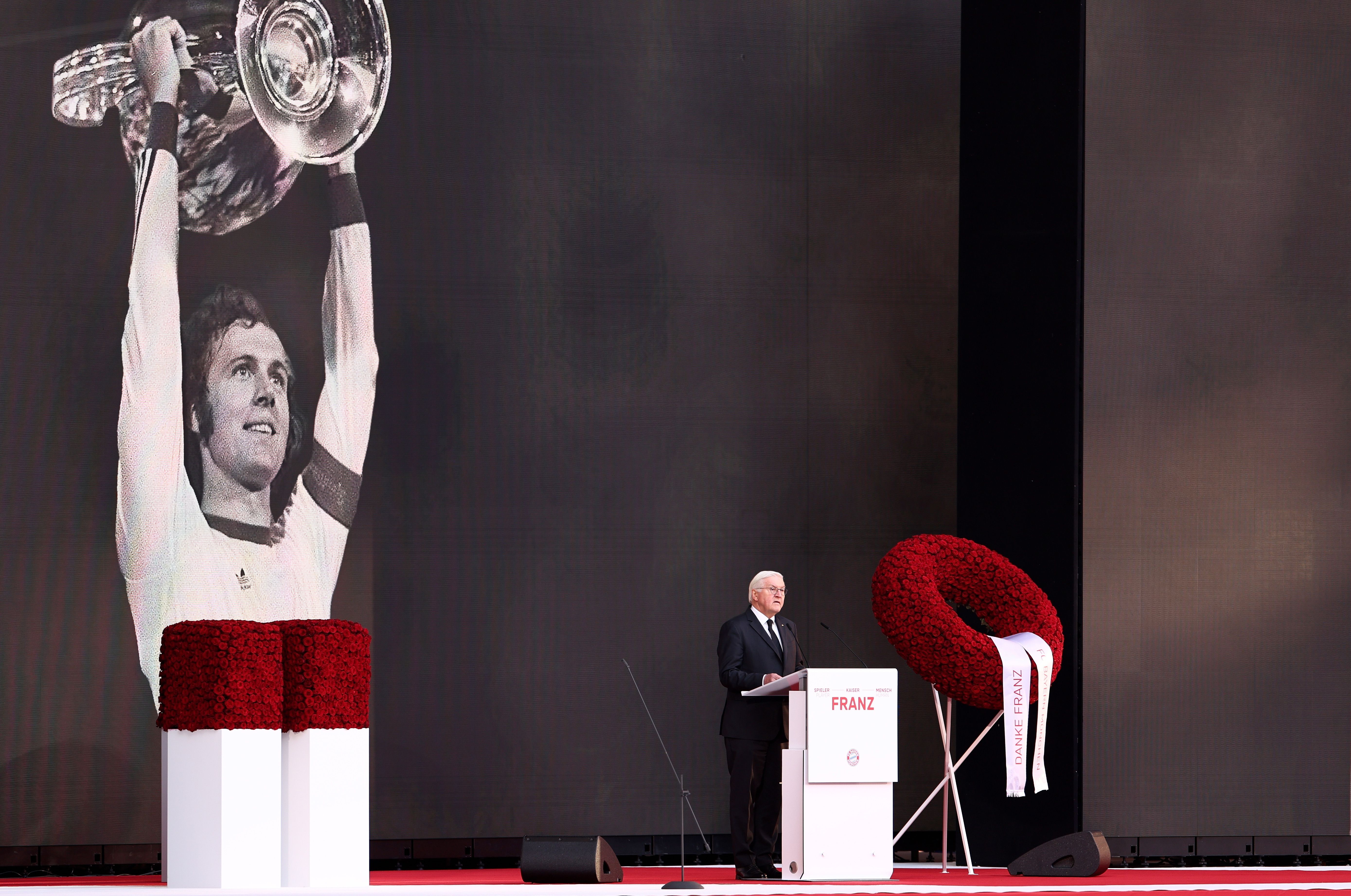 Fotogaléria - Bayern Faz Homenagem A Beckenbauer (vídeo E Fotos) | Abola.pt