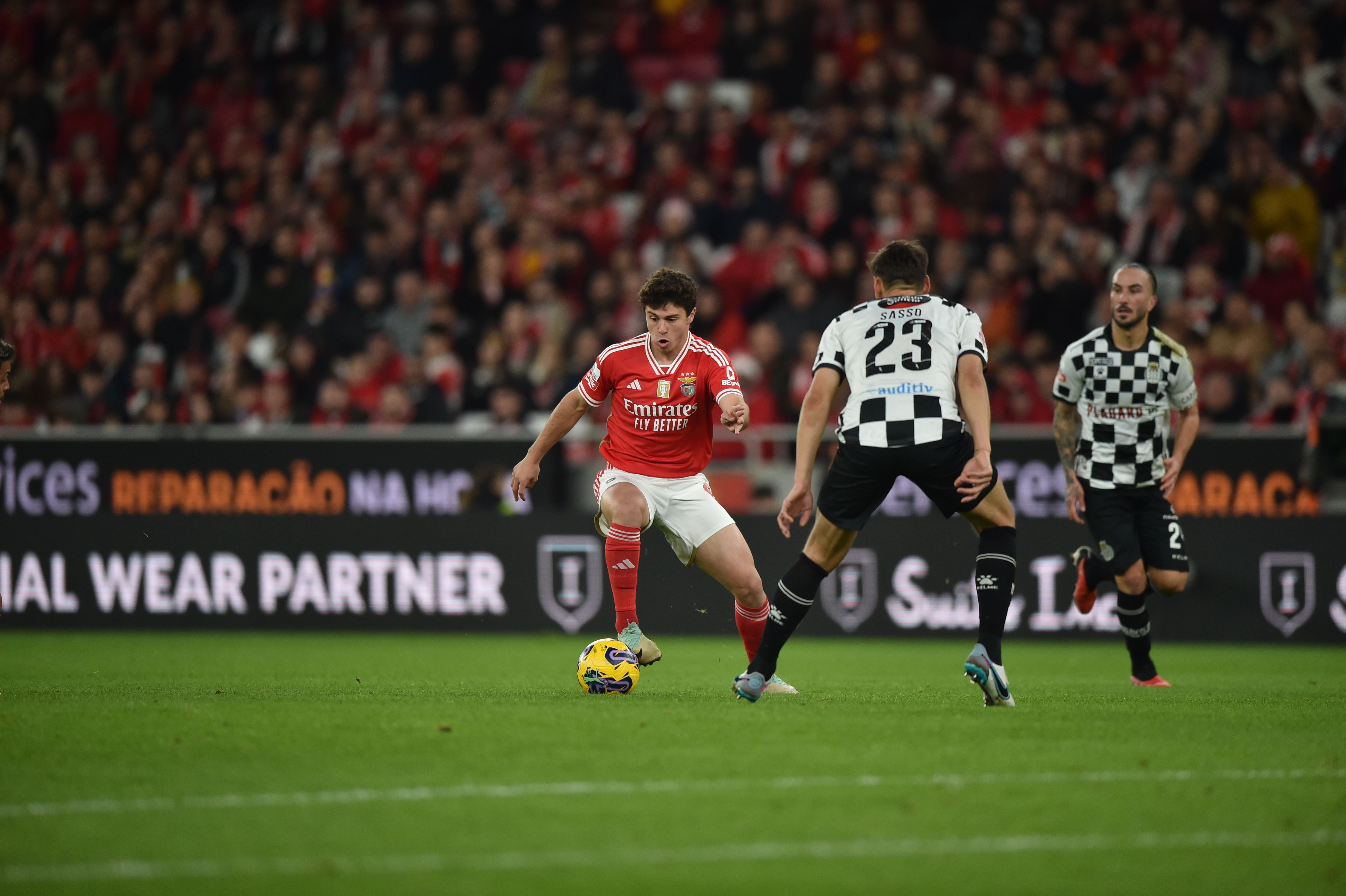 Neves não foi titular, mas entrou para o jogo 50 pelo Benfica