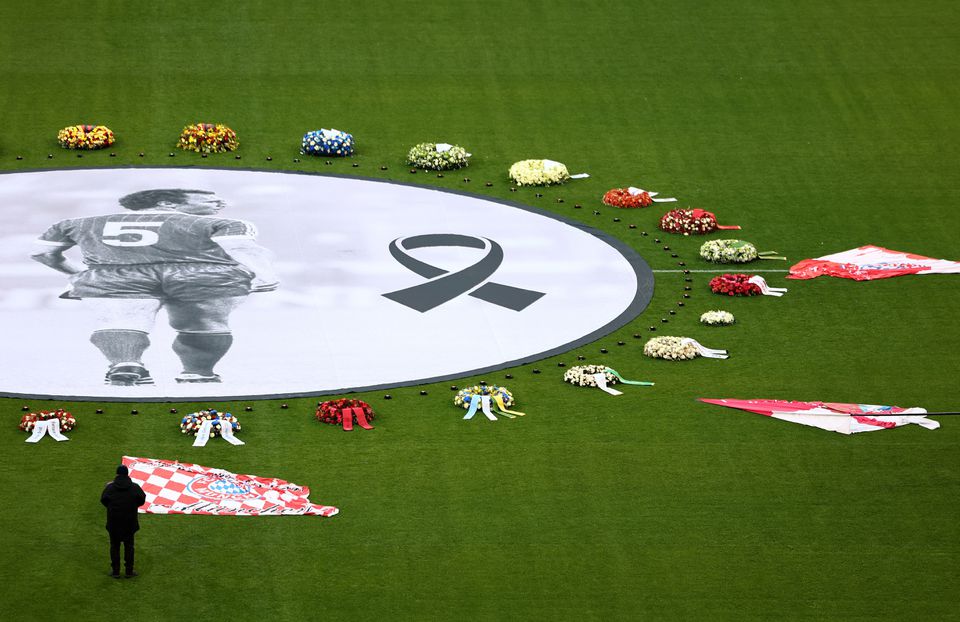 Bayern faz homenagem a Beckenbauer (vídeo e fotos)