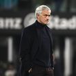 Adeptos da Roma despedem-se de Mourinho com tarja crítica: «Clube fantasma, jogadores sem t***…»