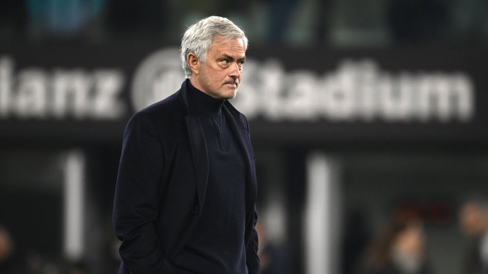 Adeptos da Roma despedem-se de Mourinho com tarja crítica: «Clube fantasma, jogadores sem t***…»