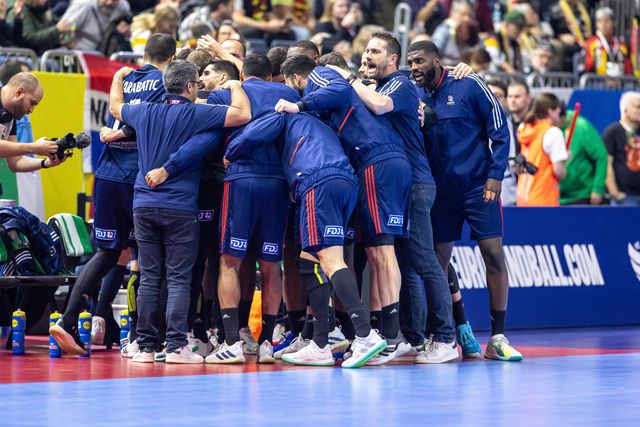 Jogadores franceses alvo de cânticos racistas em jogo contra Croácia