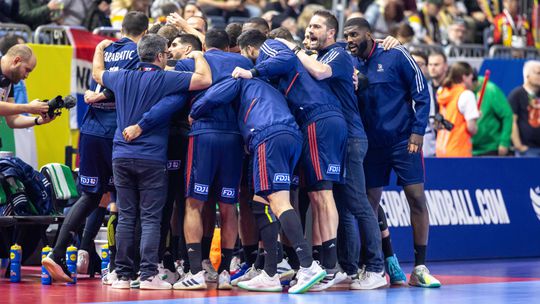 Jogadores franceses alvo de cânticos racistas em jogo contra Croácia