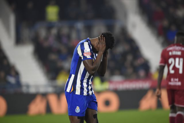 Samu com as mãos na cabeça