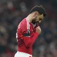 Bruno Fernandes, médio do Manchester United, a agarrar a camisola