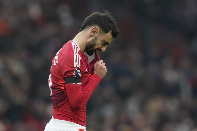 Bruno Fernandes, médio do Manchester United, a agarrar a camisola