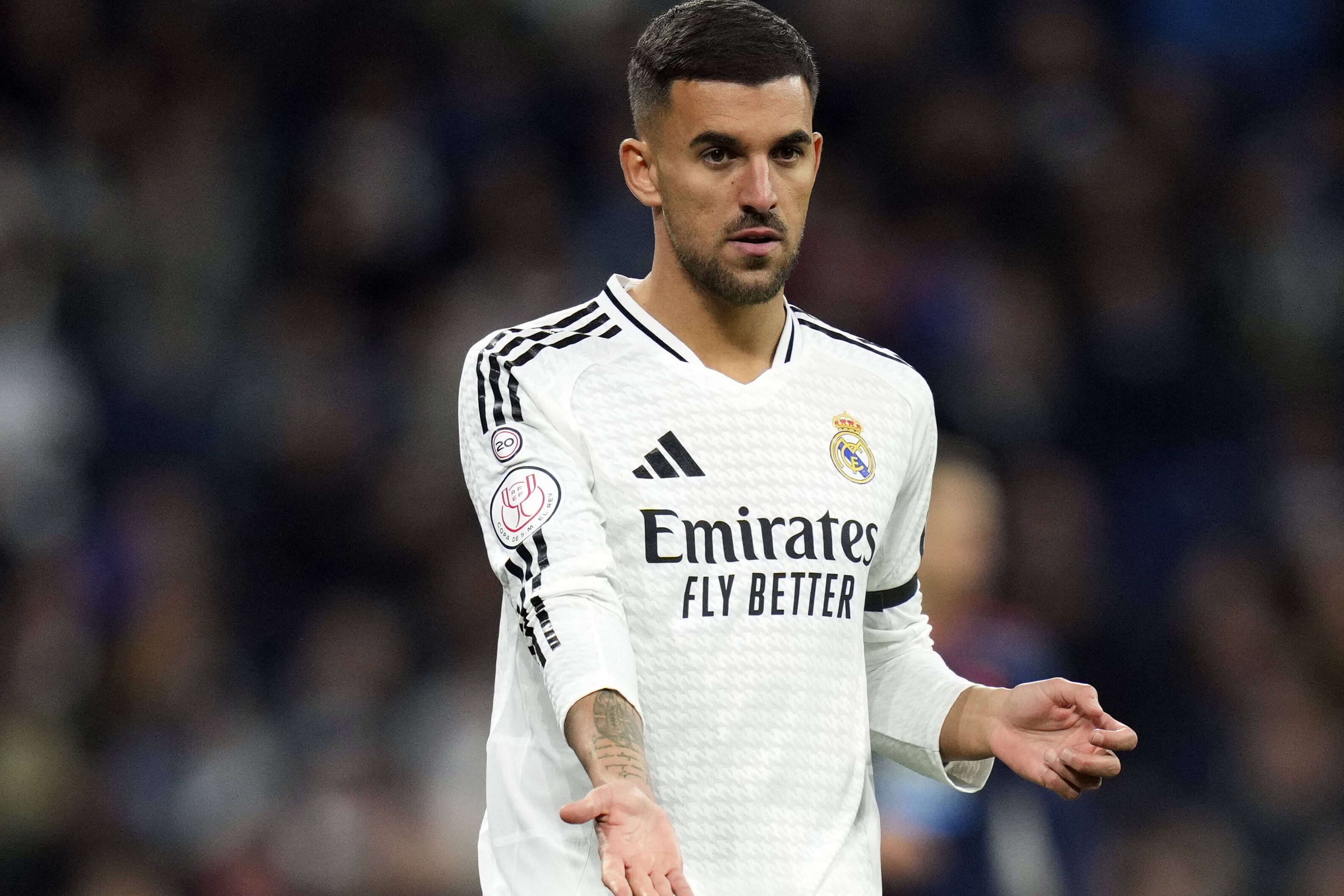 Dani Ceballos durante o jogo do Real Madrid com o Celta, pedindo a bola
