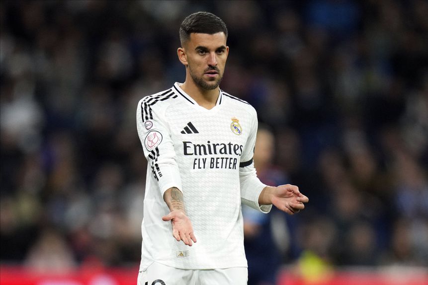 Dani Ceballos durante o jogo do Real Madrid com o Celta, pedindo a bola