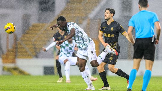 Muita chuva para pouco futebol (crónica)