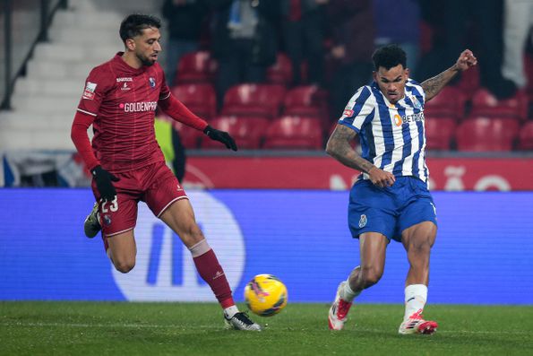 Josué Sá defende um cruzamento de Galeno