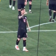 Messi faz gestos na direção das bancadas no Estádio Allegiant, Las Vegas