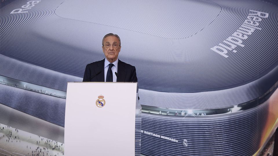 Florentino Pérez, reeleito presidente do Real Madrid até 2029, a discursar