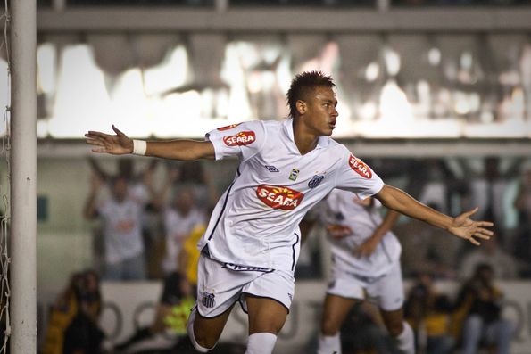 Neymar celebrando um golo marcado pelo Santos em 2010