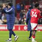 Nuno Espírito Santo, treinador do Nottingham Forest, aplaude depois de vitória