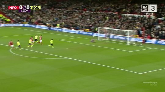 Vídeo: Nottingham chega ao intervalo a vencer o Southampton por 3-0 (resumo)