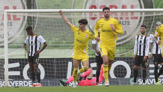 Destaques do Aves SAD: Ochoa voou até onde pôde e Lucas Piazón chamou Rodrigo Ribeiro