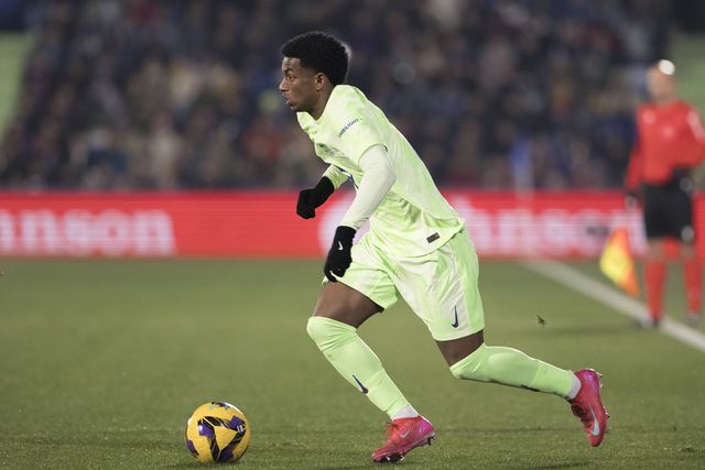 Alejandro Baldé com a bola na partida entre o Barcelona e o Getafe