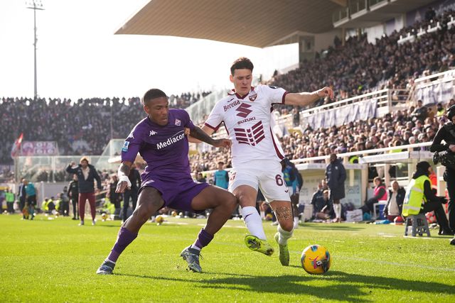 Michael Folorunsho e Gvidas Gineitis disputam uma bola durante o Fiorentina-Torino