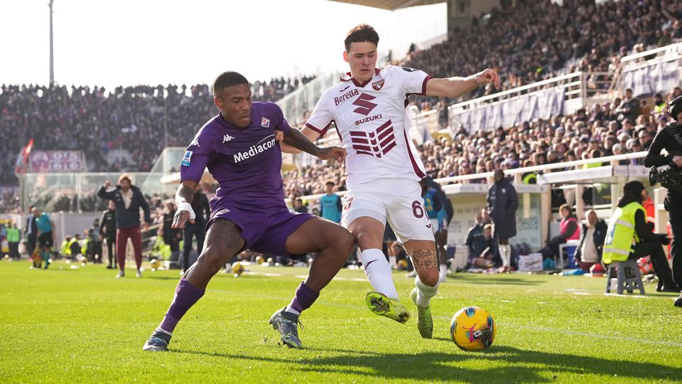 Michael Folorunsho e Gvidas Gineitis disputam uma bola durante o Fiorentina-Torino