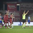 Fábio Veríssimo faz o gesto de revisão das imagens no VAR, que o levam a anular um golo do FC Porto e um penálti para o Gil Vicente
