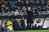 José Mourinho, treinador do Fenerbahçe, a olhar para o relvado