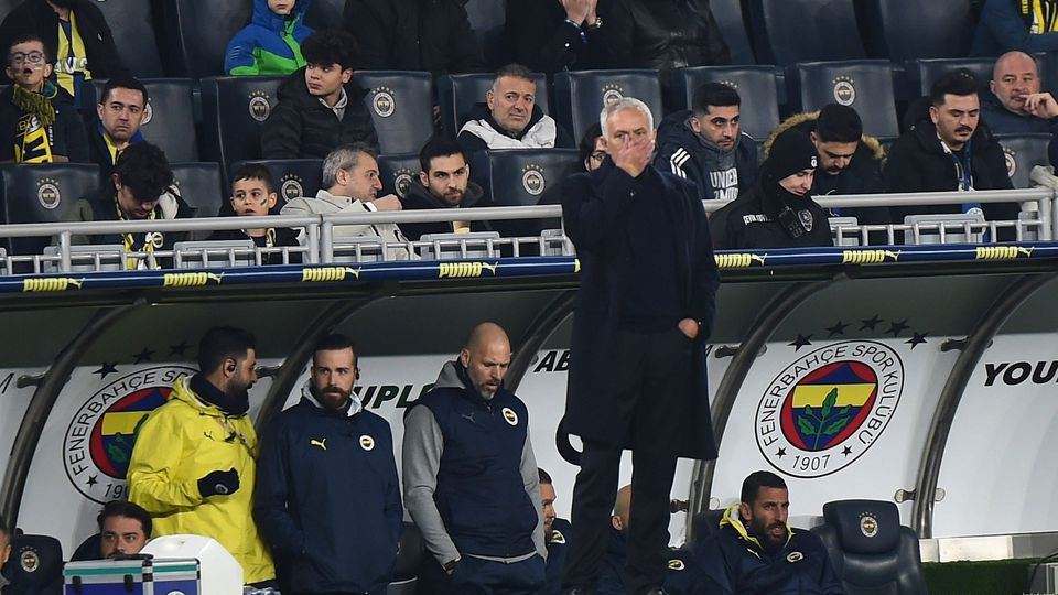 José Mourinho, treinador do Fenerbahçe, a olhar para o relvado