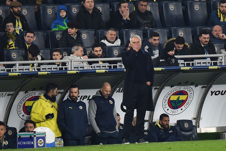 José Mourinho, treinador do Fenerbahçe, a olhar para o relvado