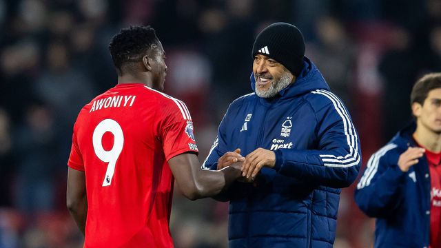 Taiwo Awoniyi com Nuno Espírito Santo (IMAGO)