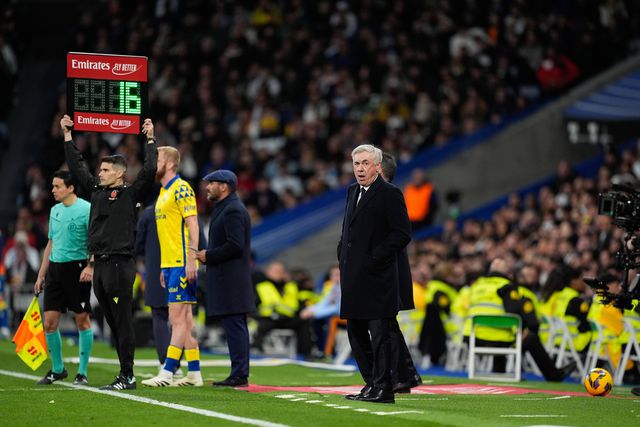 Carlo Ancelotti, treinador do Real Madrid, na área técnica
