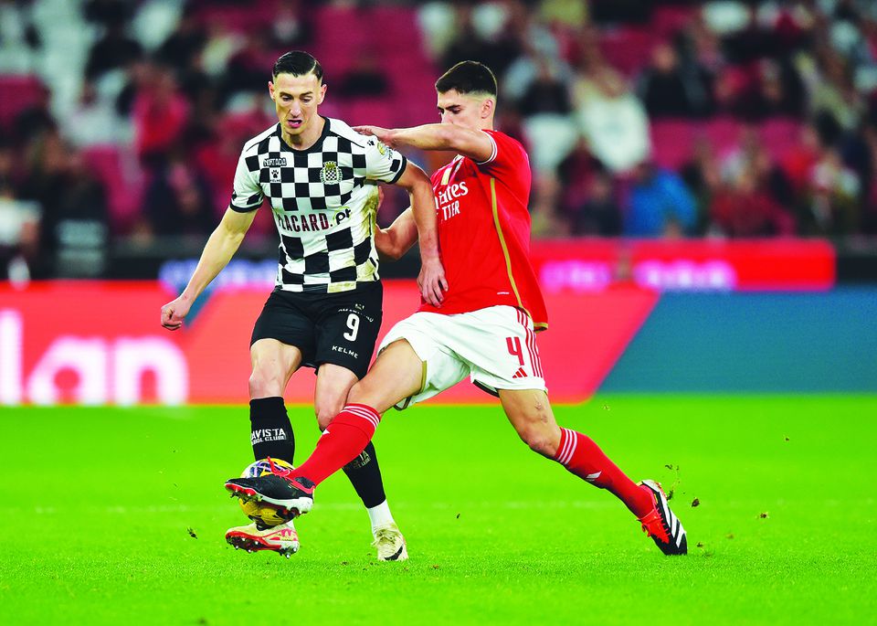 Bozeník, avançado do Boavista, tenta ultrapassar António Silva, defesa do Benfica, em jogo da Liga de 2023/2024. As panteras negras recebem, esta segunda-feira, o Casa Pia no fecho da 18.ª jornada da Liga