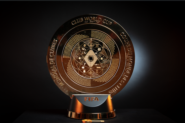 Troféu do Mundial de Clubes esteve na redação de A BOLA