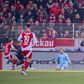Benedict Hollerbach marca o primeiro golo para o Union Berlim diante do Mainz