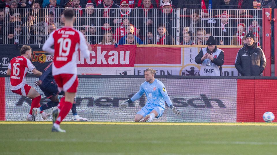 Benedict Hollerbach marca o primeiro golo para o Union Berlim diante do Mainz