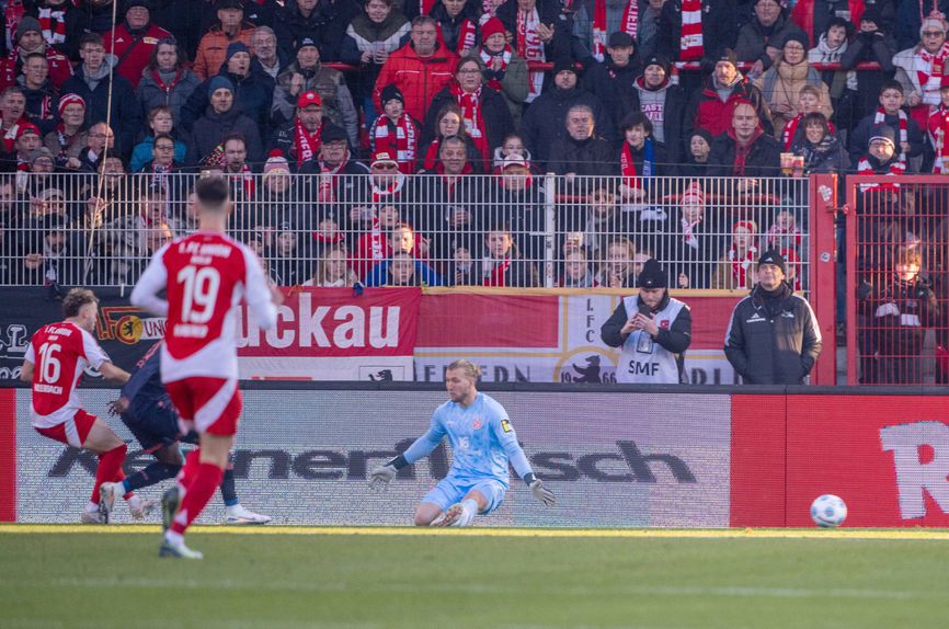 Benedict Hollerbach marca o primeiro golo para o Union Berlim diante do Mainz