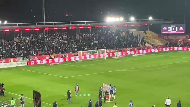 Samu de cabeça perdida: viu o vermelho e descarregou fúria num 'placard' publicitário