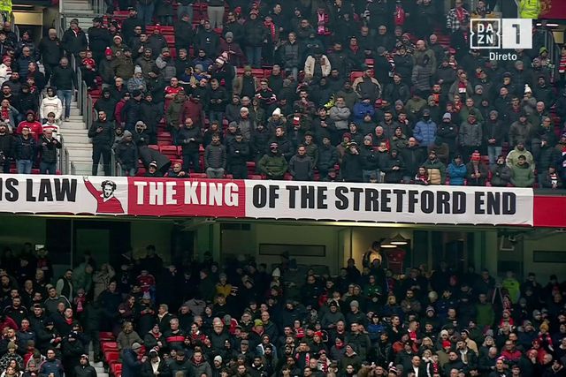 A arrepiante homenagem a Denis Law em Old Trafford