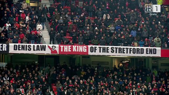 A arrepiante homenagem a Denis Law em Old Trafford