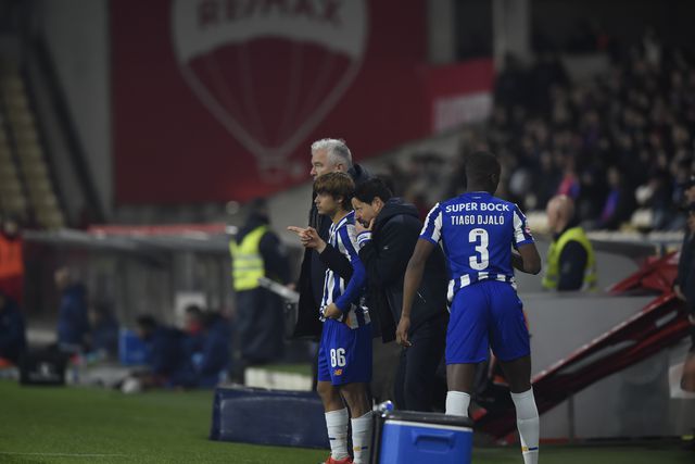 Vítor Bruno, treinador do FC Porto, a dar indicações